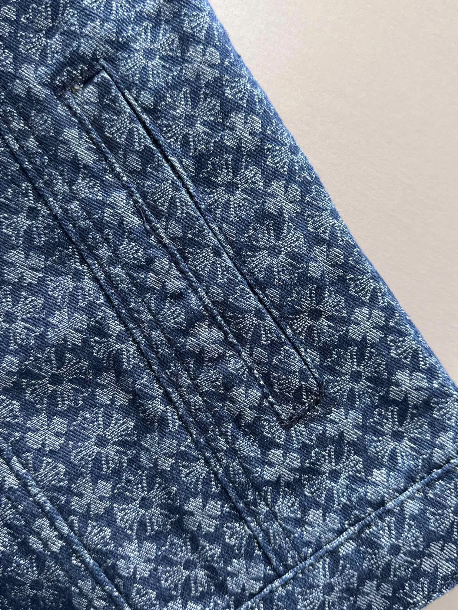 🅿️380 Kroxin 2025 catwalk style high-end customized jacquard denim jacket, the texture is first-class, the fabric is made of original jacquard material, brand LOGO engraved, the classic lapel denim jacket is simple and fashionable, low-key luxury, deeply sought after by big stars and Internet celebrities, one of the must-have items for fashionistas! Size: M-2XL
